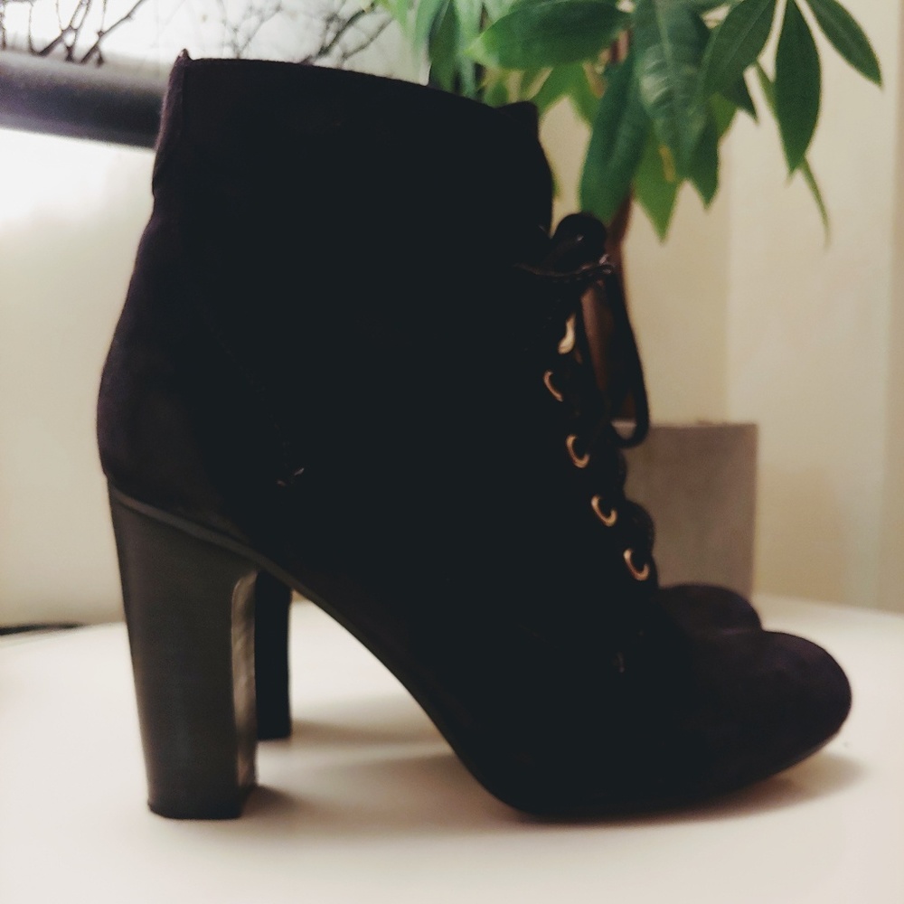 Reiss laced up suade ankle boots.